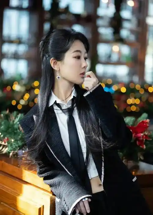 25新鲜事:杨紫,王一博,任嘉伦,成毅,王鹤棣,白敬亭_西装_造型_杨幂