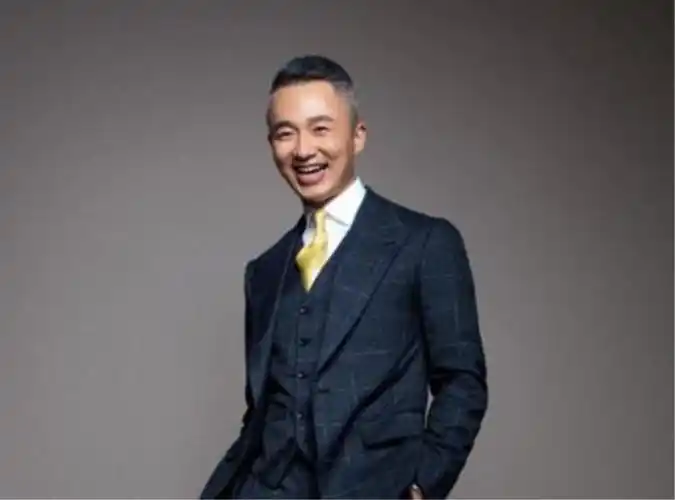 程雷是上海人,毕业之后就进入了上海电视台,主持风格很幽默,外表也很