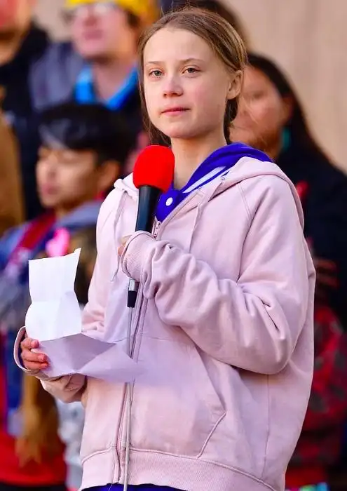 瑞典环保少女激励伦敦气候抗议者勇敢地面对警察打破规则