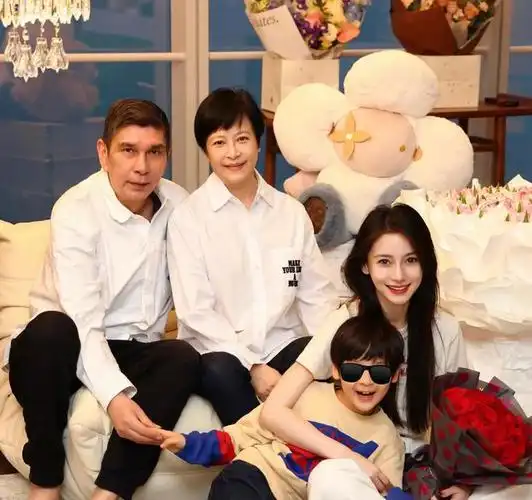 angelababy35岁生日晒全家福庆生,有父母和儿子相伴她是幸福的吧|杨颖