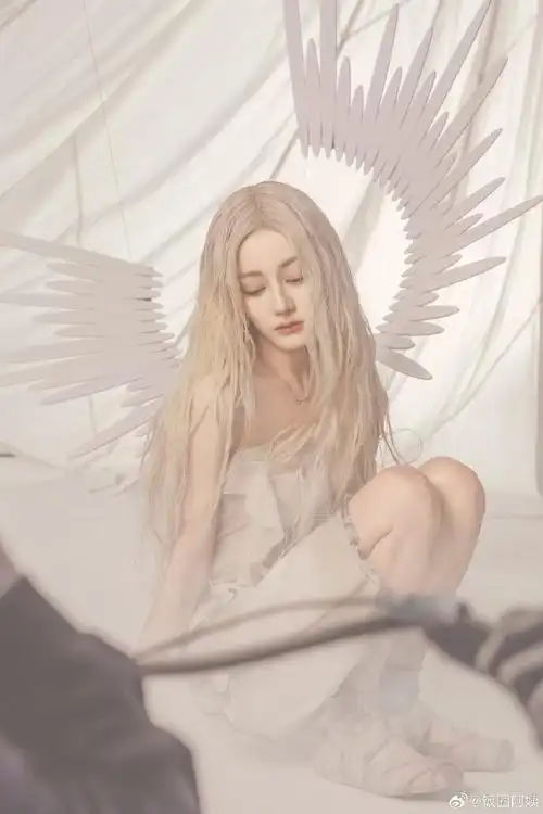 迪丽热巴走路姿势别太可爱