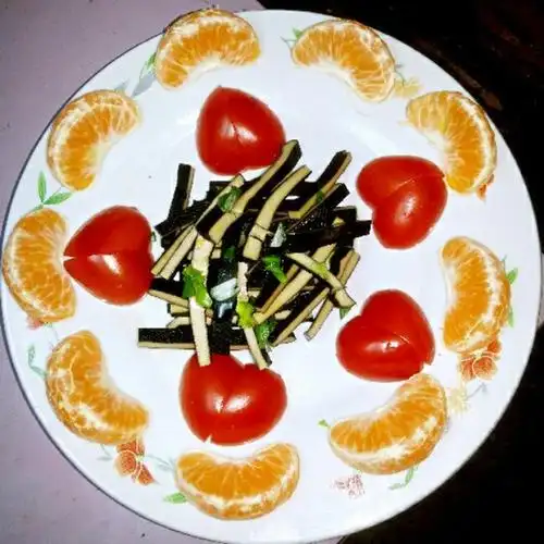 wen~jing做的在10秒内把小西红柿切成心形