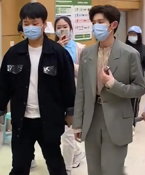 王源总算长高了央视无修图身高太抢镜不到一月突破一米八