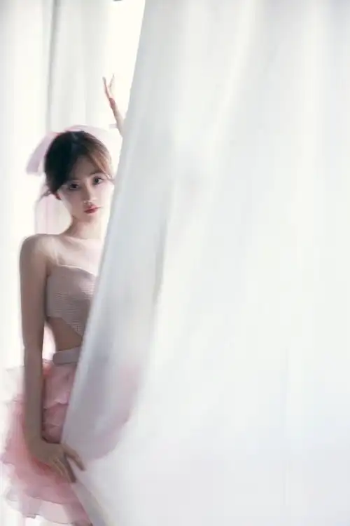 祝绪丹生日照粉色公主裙可爱芭比上线