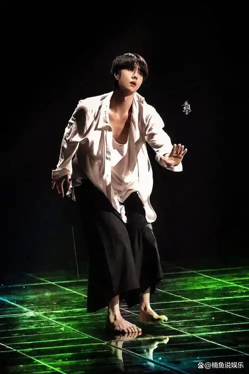 王一博赤脚跳舞,穿白衣演绎翩翩少年,每一步都跳在了我的心巴上