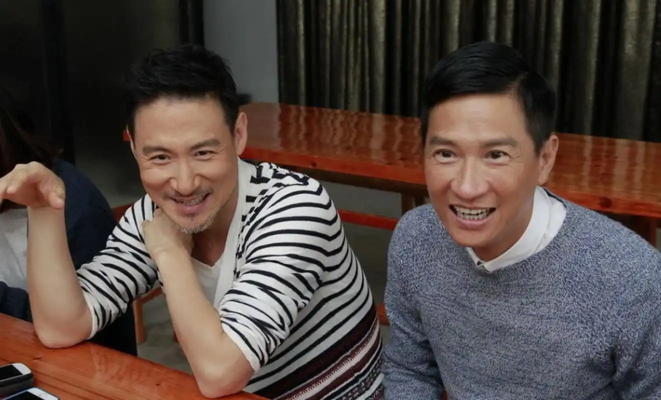 张学友和张家辉因外貌,声音和气质相似,常被误认为是兄弟.