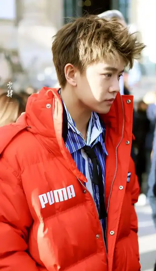 240105任嘉伦机场造型获赞粉丝热议青春潮流风