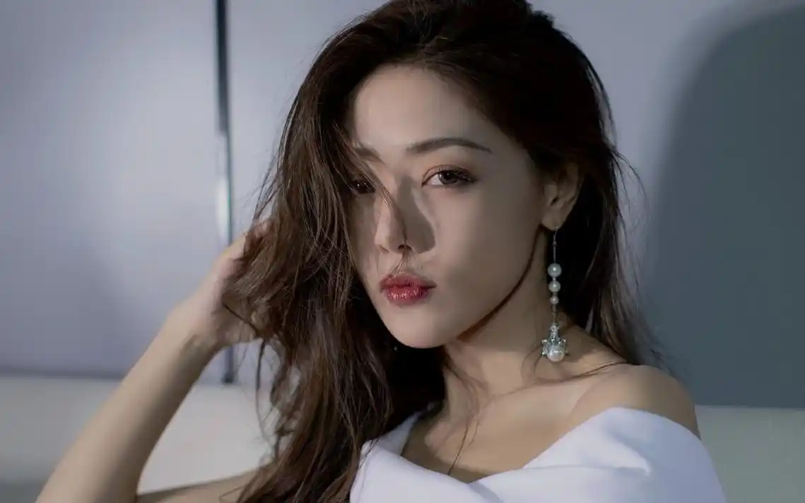 邓家佳性感露肩白裙图片-美女壁纸-高清美女图片-第5图-娟娟壁纸