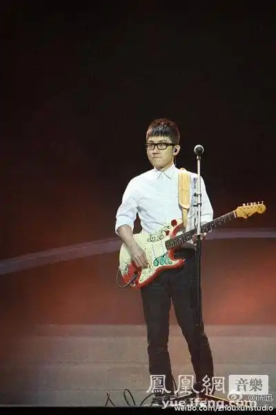 金志文亮相onenight公益晚会抱吉他献唱梦想家