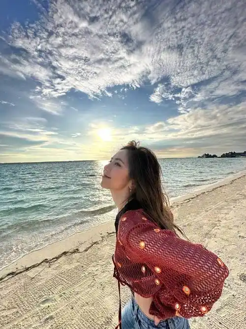 邓紫棋海滩度假照片曝光:她的笑容点亮整个马尔代夫_魅力_音乐_阳光