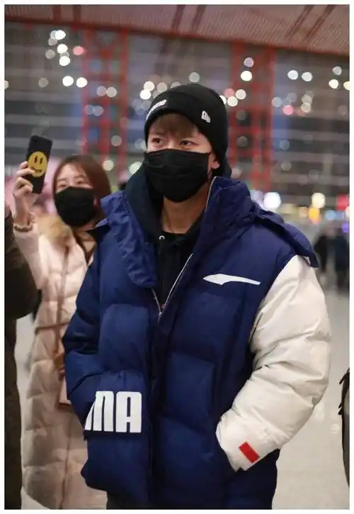 任嘉伦拼色羽绒服走机场包裹厚重不见好身材178cm身高腿真短