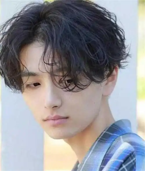 男生好看的蓬松烫发中分