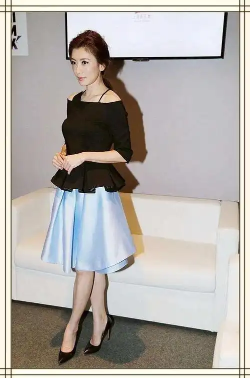 贾静雯厉害呀,烂大街也穿出高级感,不露胸不露腿但真的美