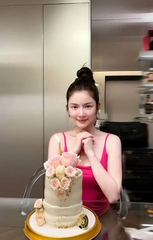 杜淳老婆王灿晒美照庆生,衣着光鲜外表靓丽,和老公生日仅隔一天|写真