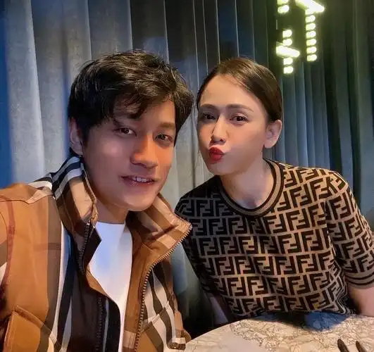 陈乔恩婚后晒自拍照!