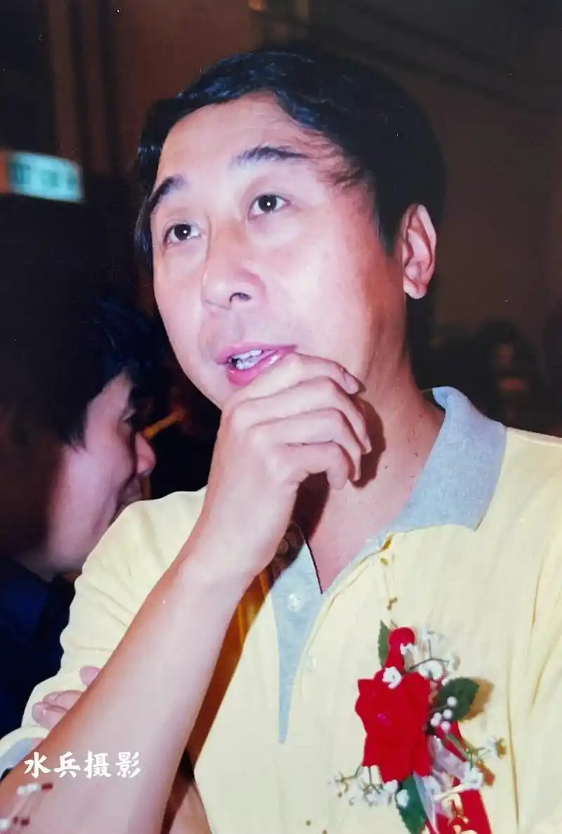 水兵摄影:中国内地相声影视演员-冯巩.【冯巩简介选自网络】  - 抖音