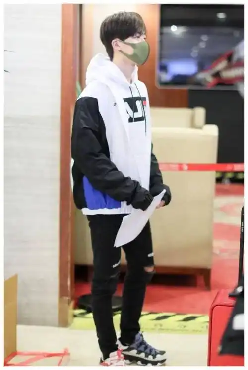 何洛洛出门太着急,穿的鞋子左右脚不一样,意外解锁新潮流!