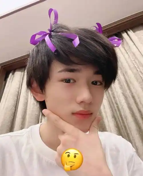 宋亚轩儿童节晒自拍,素颜照引发热议,时代少年团门面就这?