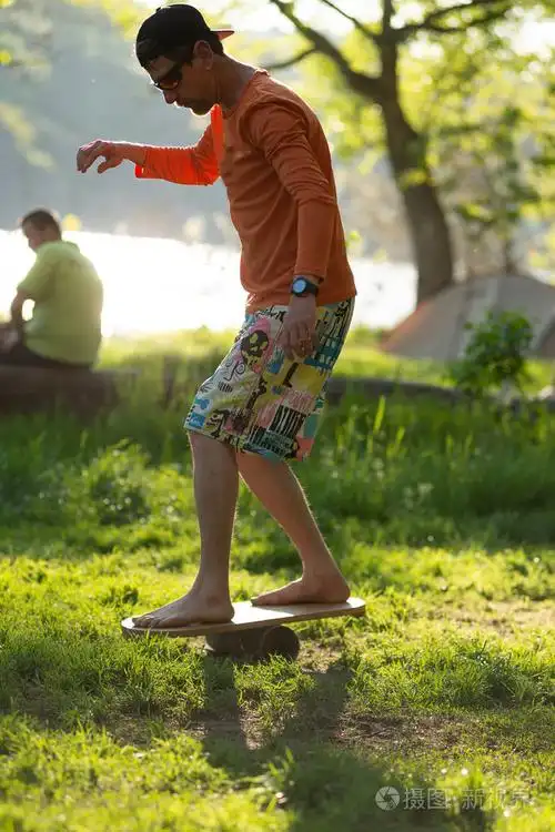 被聚焦的人赤脚是训练在平衡板