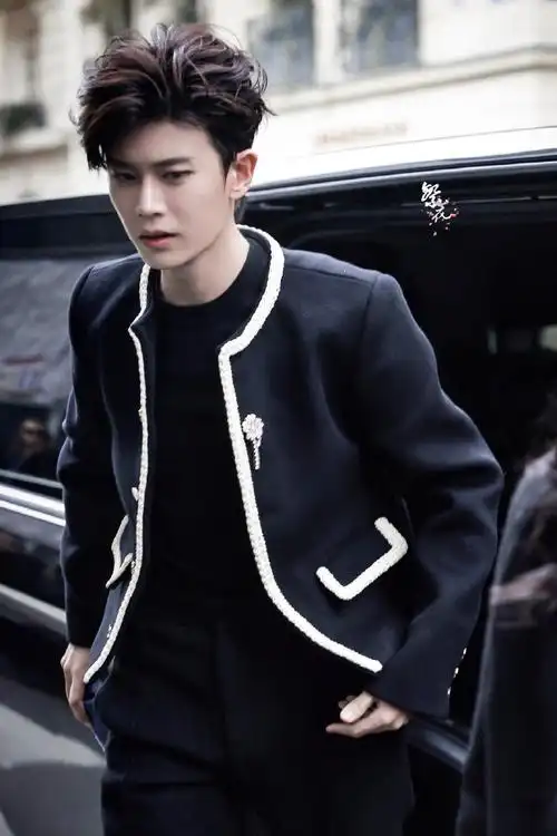 人任嘉伦出席roger vivier品牌探店活动,正式开启#巴黎时装周#行程,一