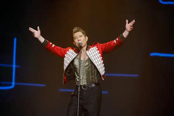 孙俪高难度瑜伽照狗子用眼神疯狂暗示主人带它出去玩