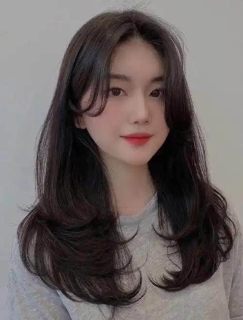 气垫烫中长发发型颇显优雅淑女范的