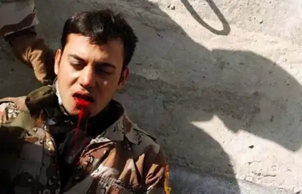 为什么狙击手喜欢射击敌人胸部不是头颅一枪爆头不好吗