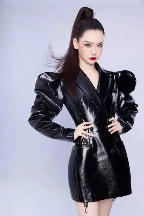 戚薇扮起嫩来一点不差穿泡泡袖甜美可爱同框老公像少女