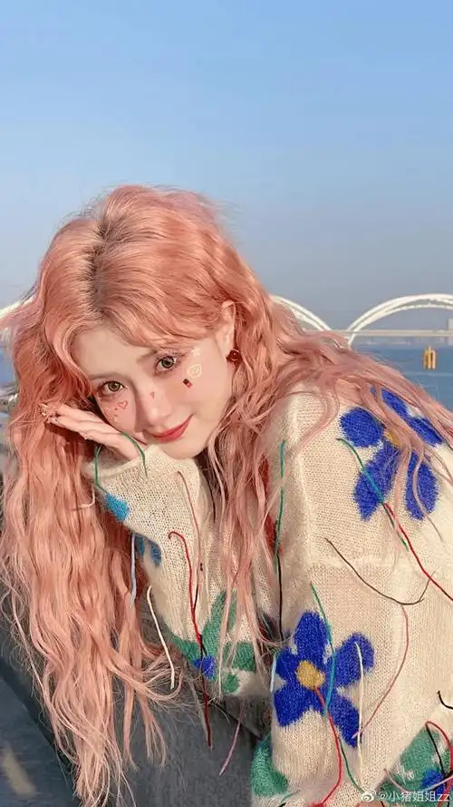 粉色系头发一直是动漫里萌妹的代表,但在三次元很难驾驭.