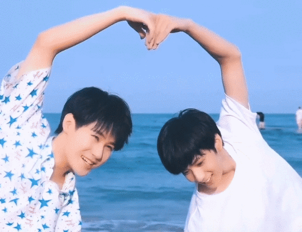 阳光与沙滩映衬少年朝气,时代少年团的夏日氛围感也太绝了,好喜欢看