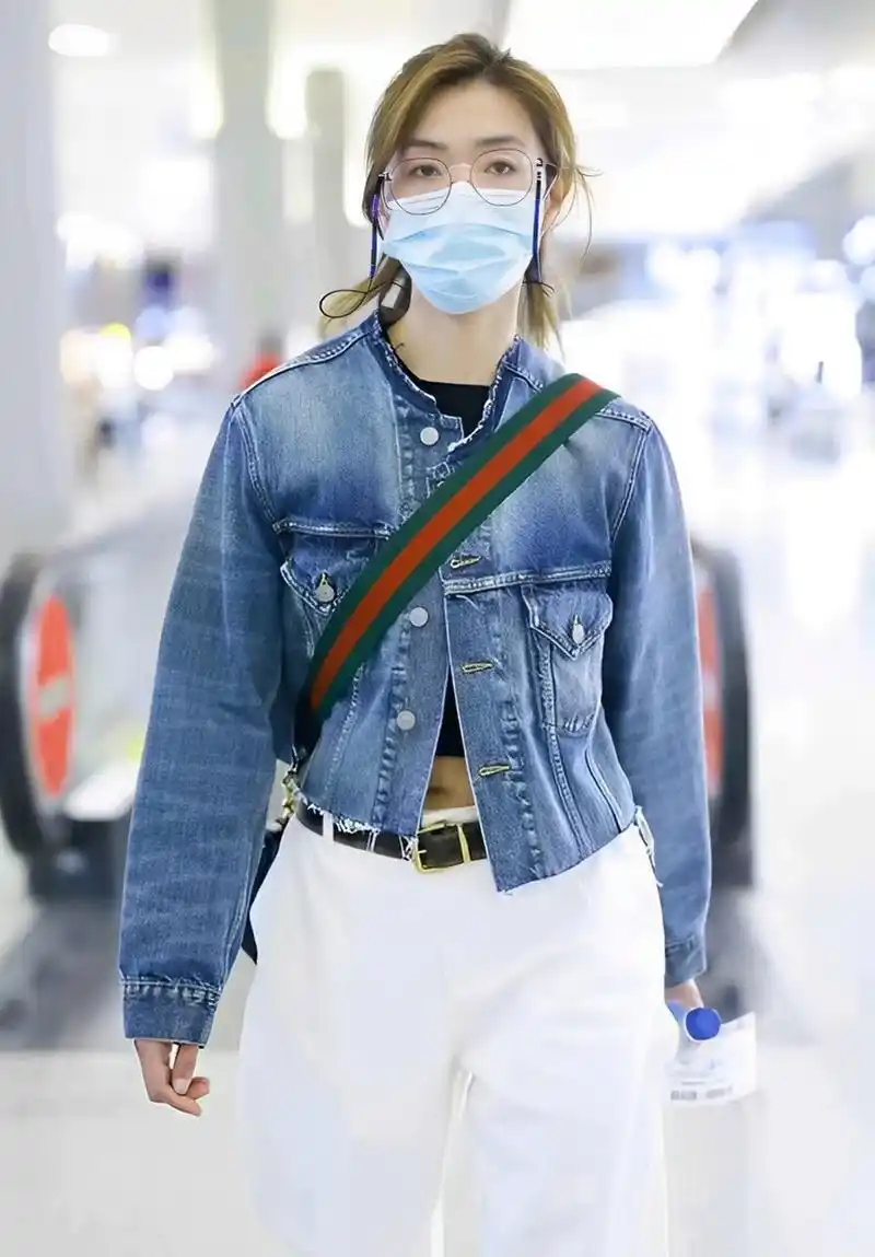 今天,万茜在上海机场首次亮相,这次的她很清新 美女,看起来特别漂亮