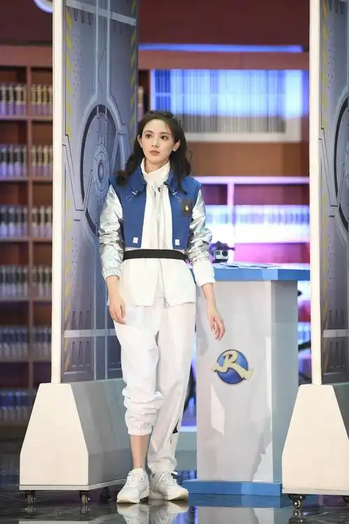 泥潭翻滚勇闯独木桥!彭小苒《奔跑吧》首秀引期待