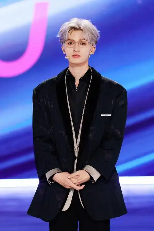 朱正廷这一次的新中式造型真的是很帅气迷人