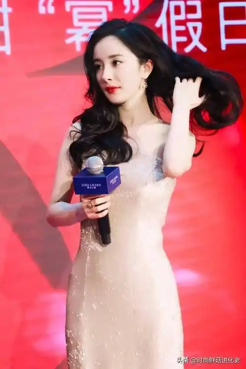 杨幂身穿米色薄纱亮片礼服裙,这么紧身的款式却暴露了真实身材!
