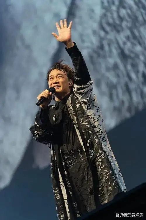 "歌神"陈奕迅(eason)一共7场的台北小巨蛋巡迴演唱会开锣,两度被台湾