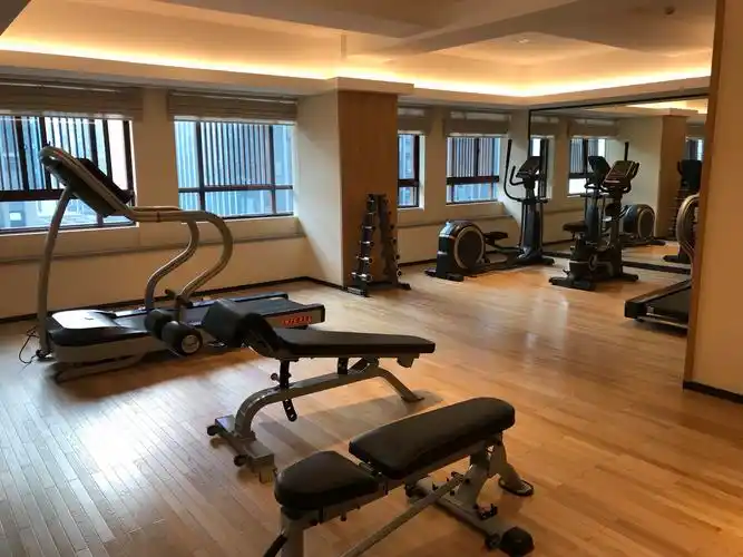 健身房面积不大,但基本器械都还是齐全的.
