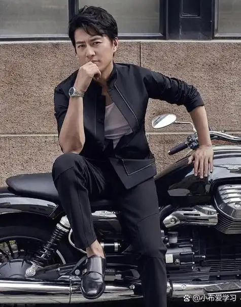 靳东,1976年12月22日出生于山东省, 中国内地男演员,2003年毕业于中央