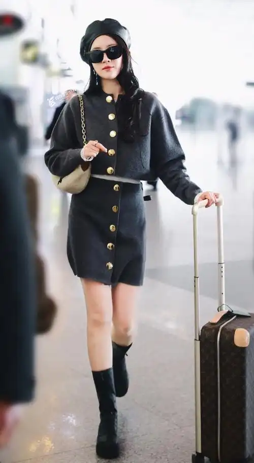 刘亦菲吃路边摊太接地气穿搭朴素难掩脱俗气质