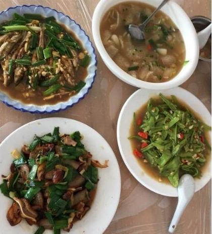 中午去饭店吃饭,点了四个菜100块,感觉被宰了?