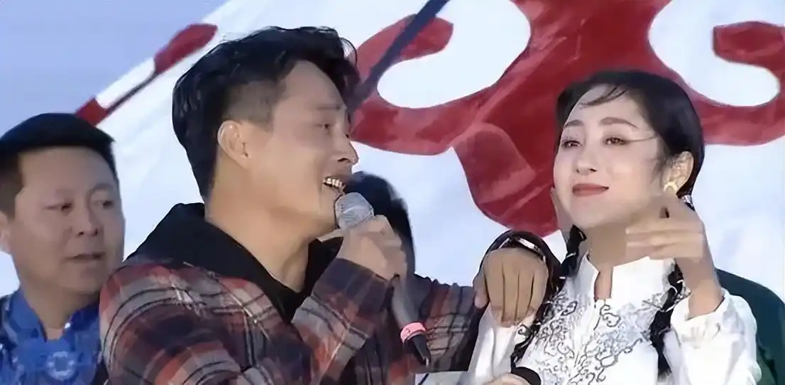 云飞和高月离婚6年,一个娶北大才女,一个带着女儿艰难生活