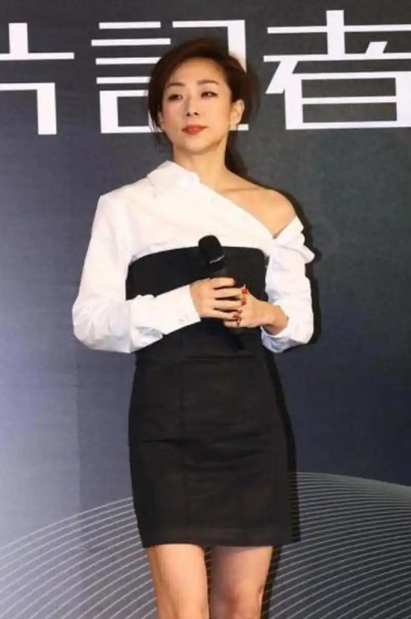 林忆莲真的越老越漂亮了,穿着裹身裙子出席活动,这气质和身材还真难