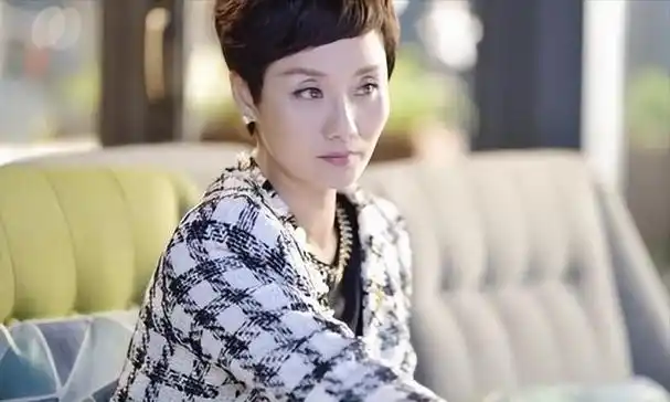 虽然李颖常以拆散爱情的婆婆角色示人,引来了网友的幽默调侃,但她的