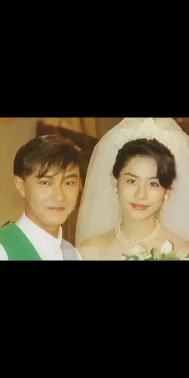 1993年,23岁的宣萱与28岁的张卫健公开恋情,没几年,张卫健事业下滑