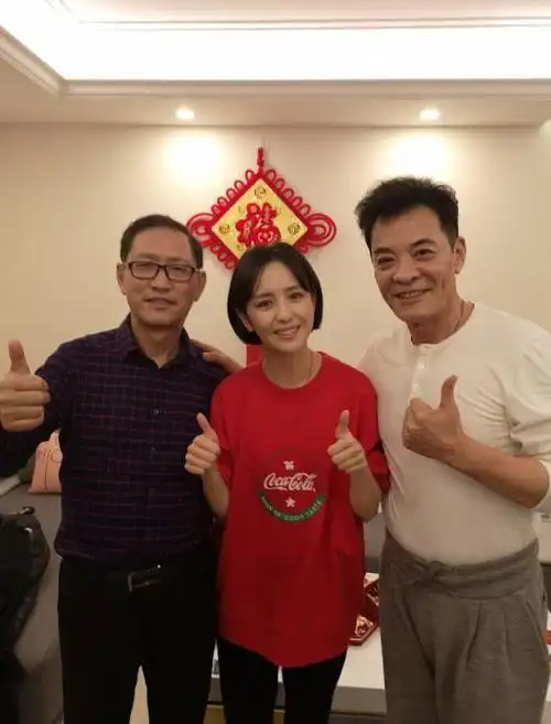 佟丽娅父亲疑患脑梗,入院进icu病房,网友质疑病因与陈思诚有关