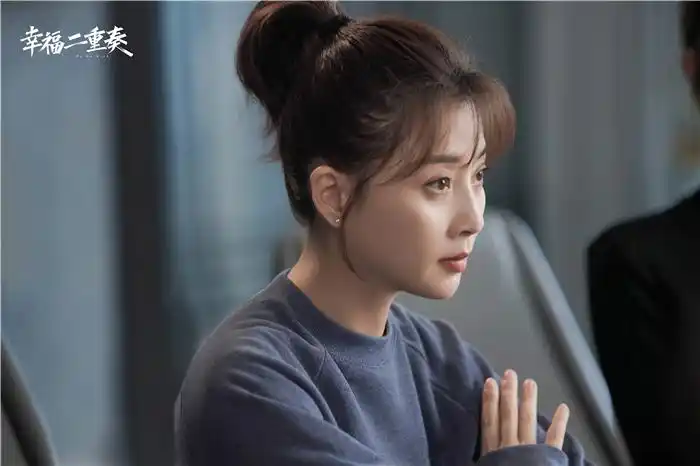 昨晚更新剧情中,殷桃饰演的廖莎成功产子,迎接新生儿的同时也向老公