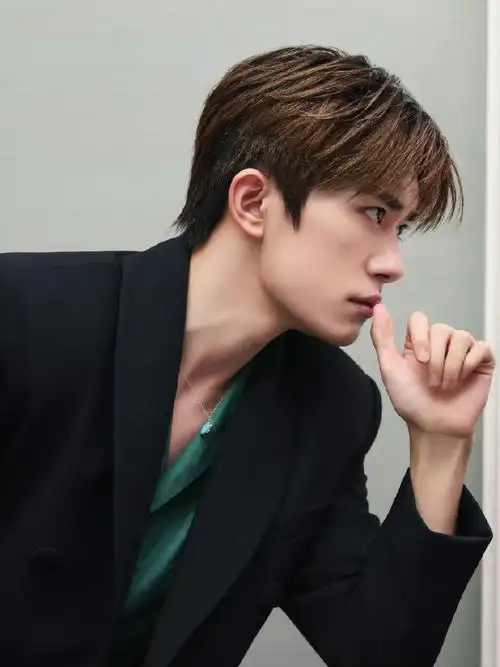 易烊千玺黑西装绿衬衫##易烊千玺v领绿衬衫