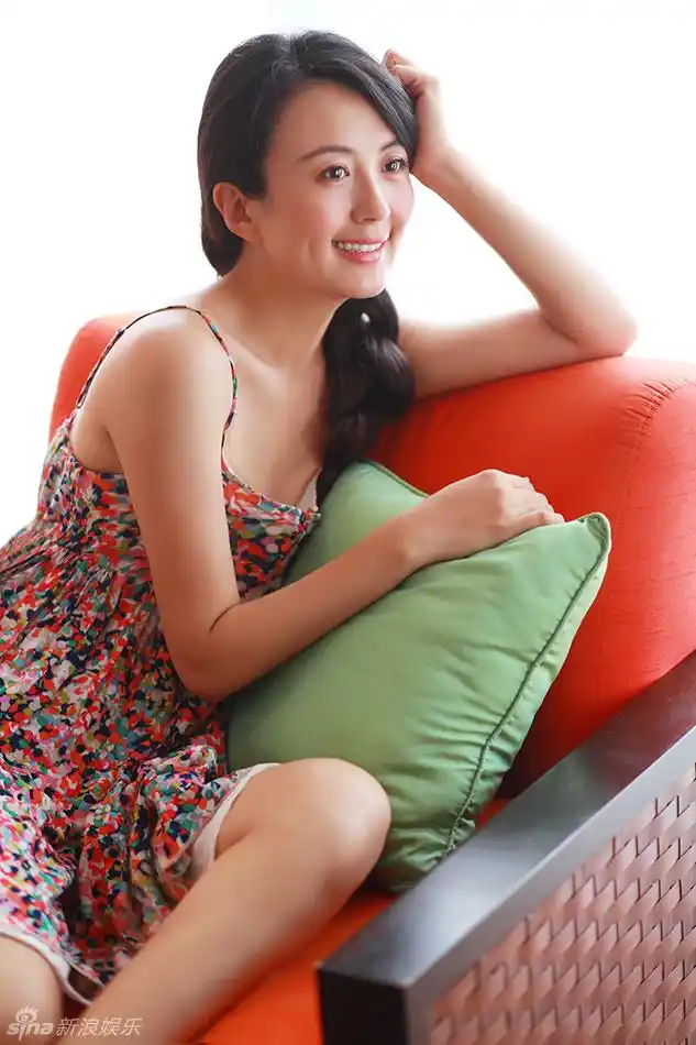 照片中,杨童舒淡妆出镜,身穿休闲家居短裙,麻花辫松散地别在一旁,笑容