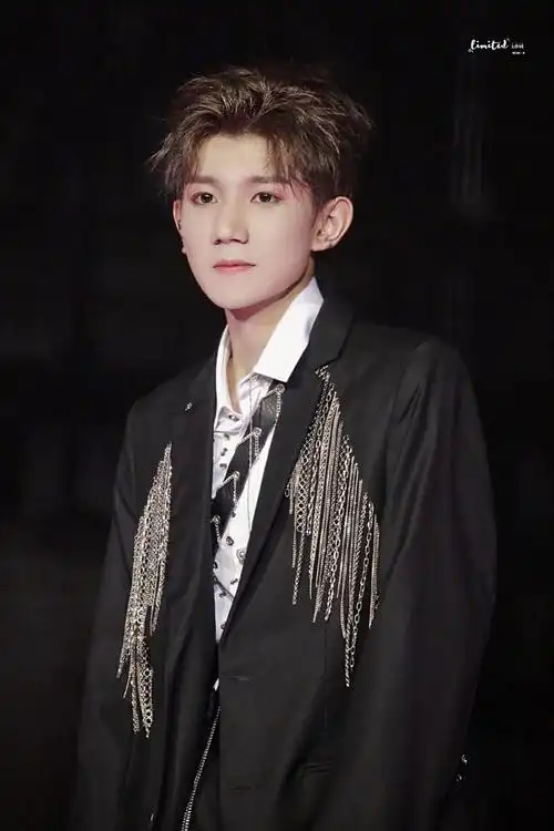 王源各种颜色头发合集 各式颜色各样风格都能驾驭