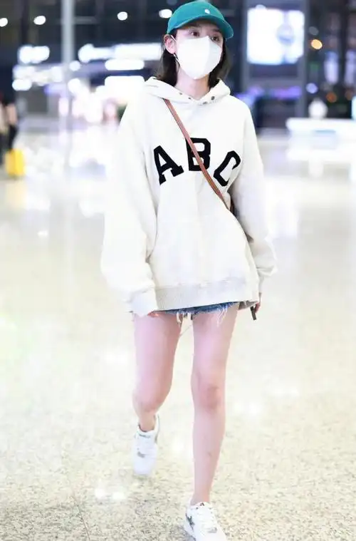 女明星们仗着有颜就任性,不好好穿衣,偏爱玩"下衣失踪",够潮