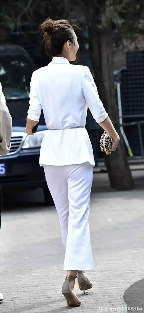 白色西服套装 银色尖头高跟鞋,才是2021年早秋"王炸"组合